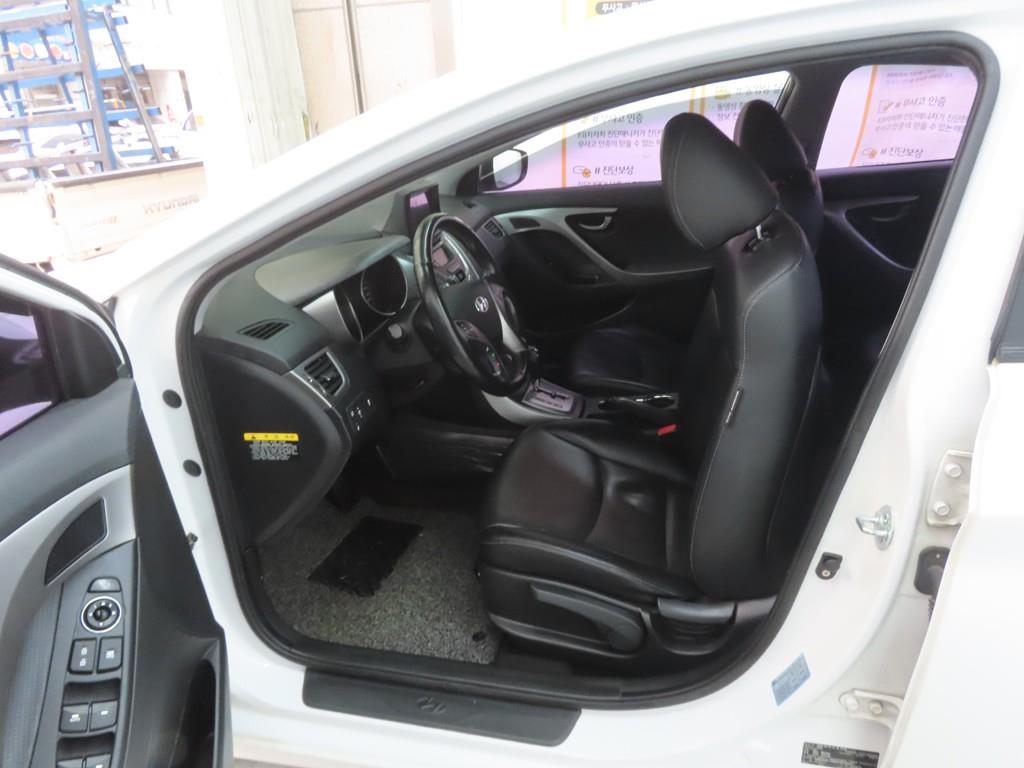 HYUNDAI Avante - Vista 5