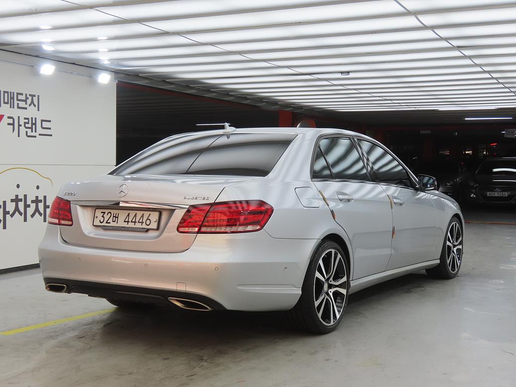 Mercedes Benz E class - Vista 4