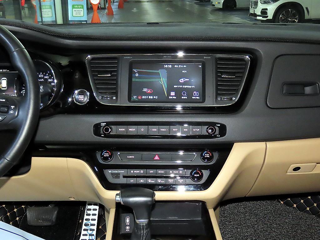 KIA Carnival - Vista 11