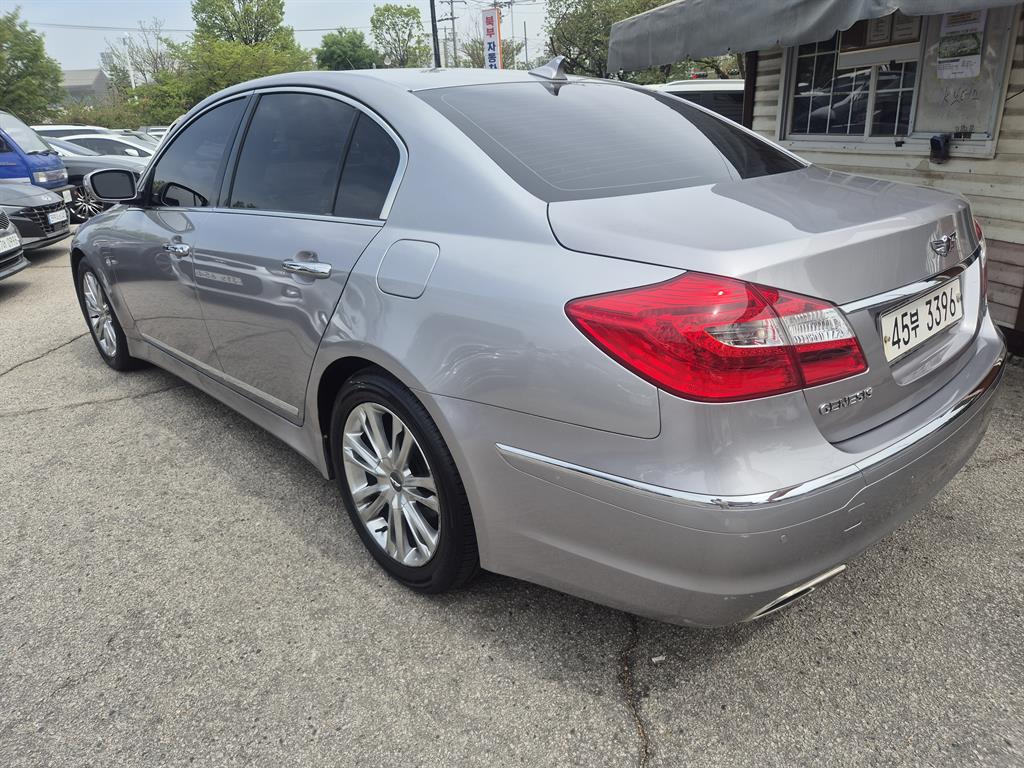 HYUNDAI Genesis - Vista 7