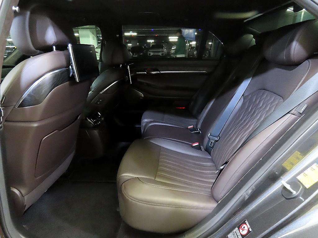 Genesis G90 - Vista 7