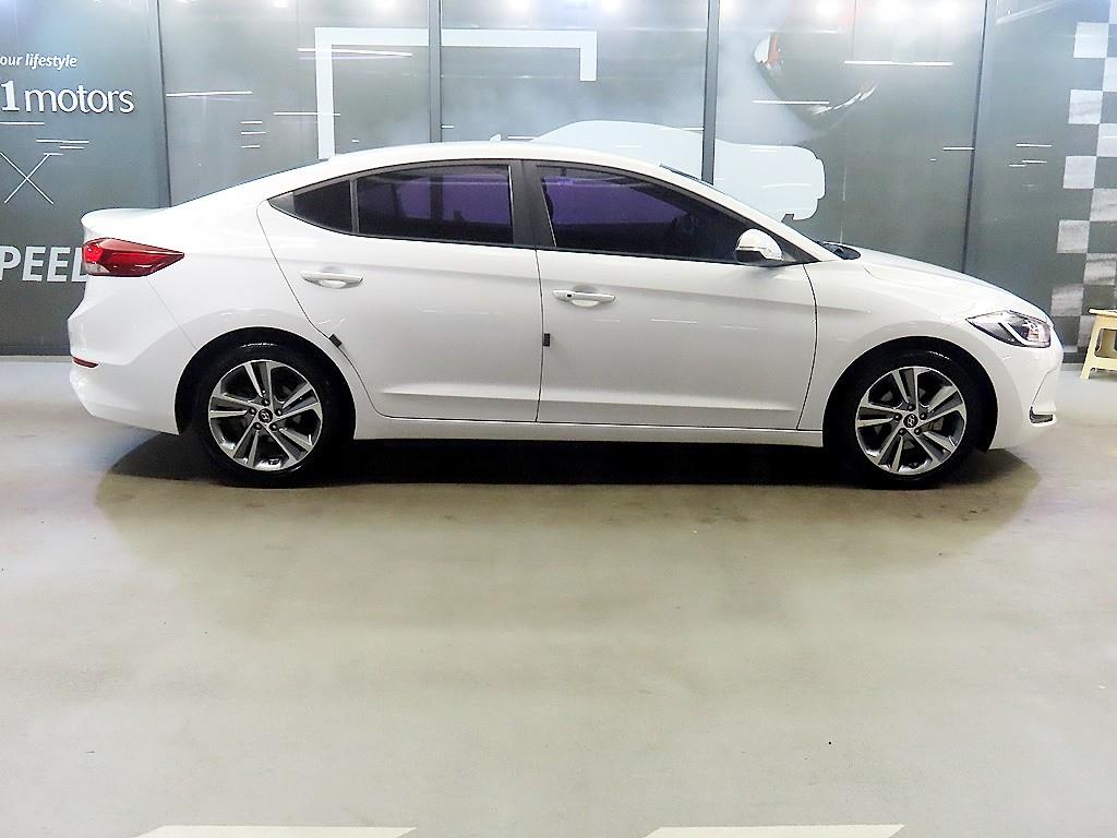 HYUNDAI Avante - Vista 3