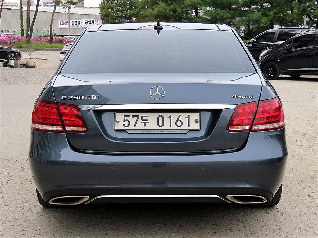 Mercedes Benz E class - Vista 4