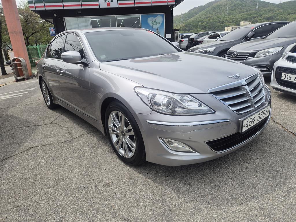 HYUNDAI Genesis - Vista 3