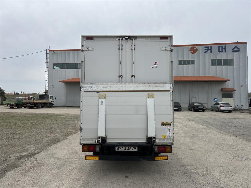 medium and large cargo truck - Vista 6