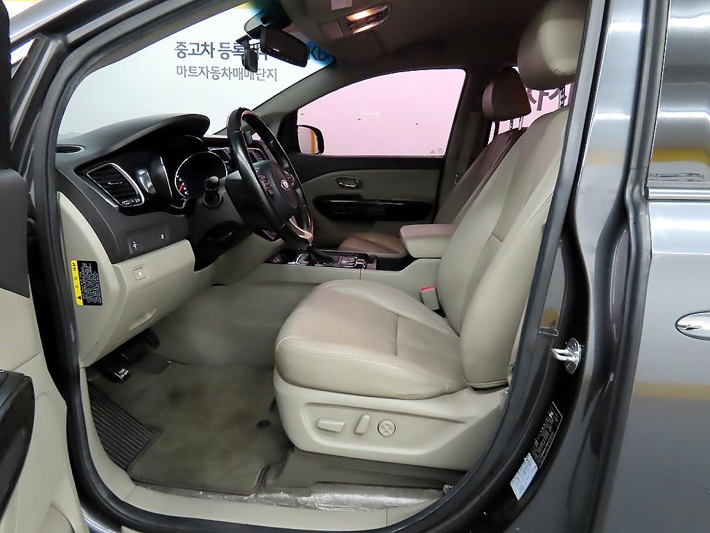 KIA Carnival - Vista 5