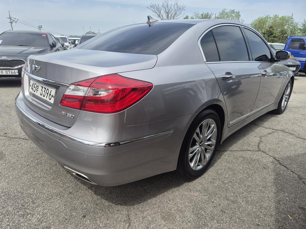 HYUNDAI Genesis - Vista 5