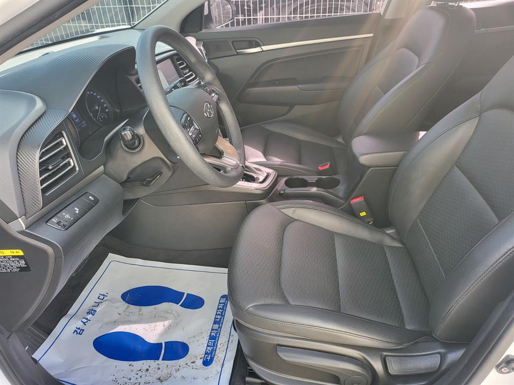 HYUNDAI Avante - Vista 5