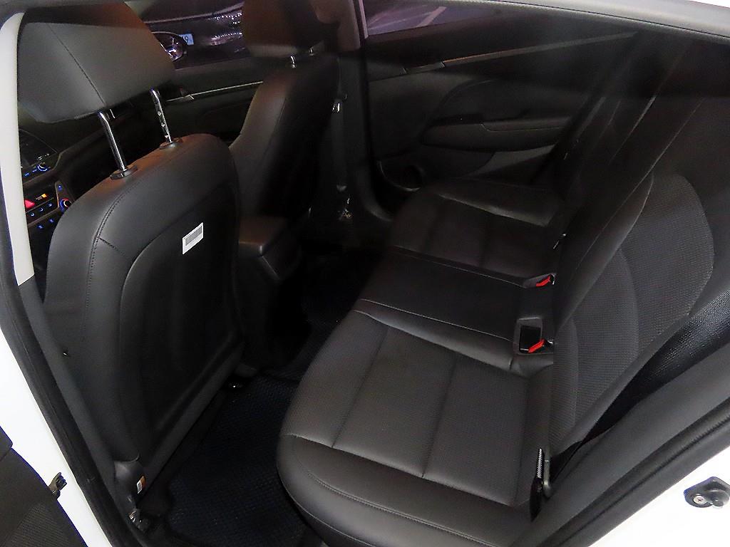 HYUNDAI Avante - Vista 7