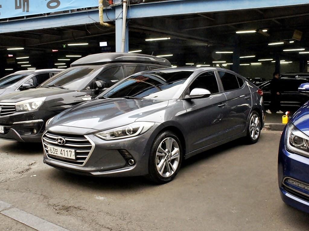 HYUNDAI Avante - Vista 3