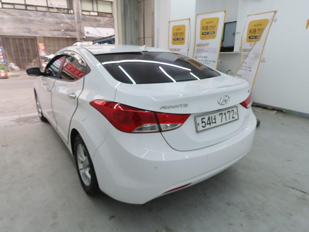 HYUNDAI Avante - Vista 4