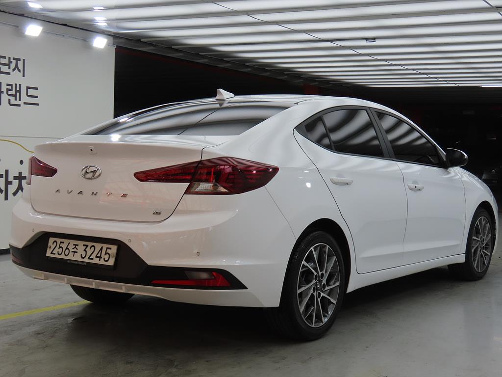 HYUNDAI Avante - Vista 3