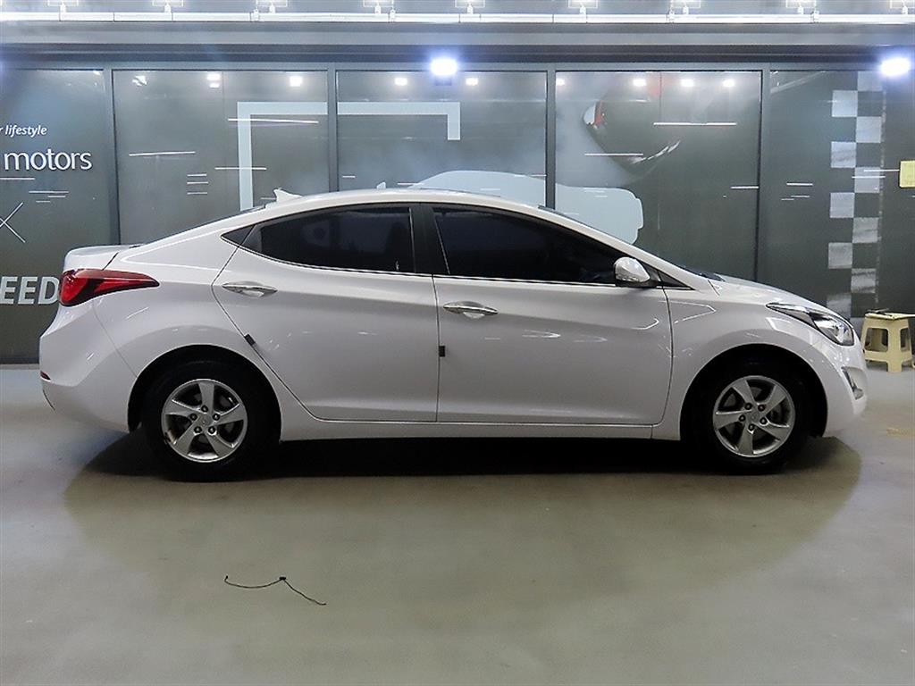 HYUNDAI Avante - Vista 3