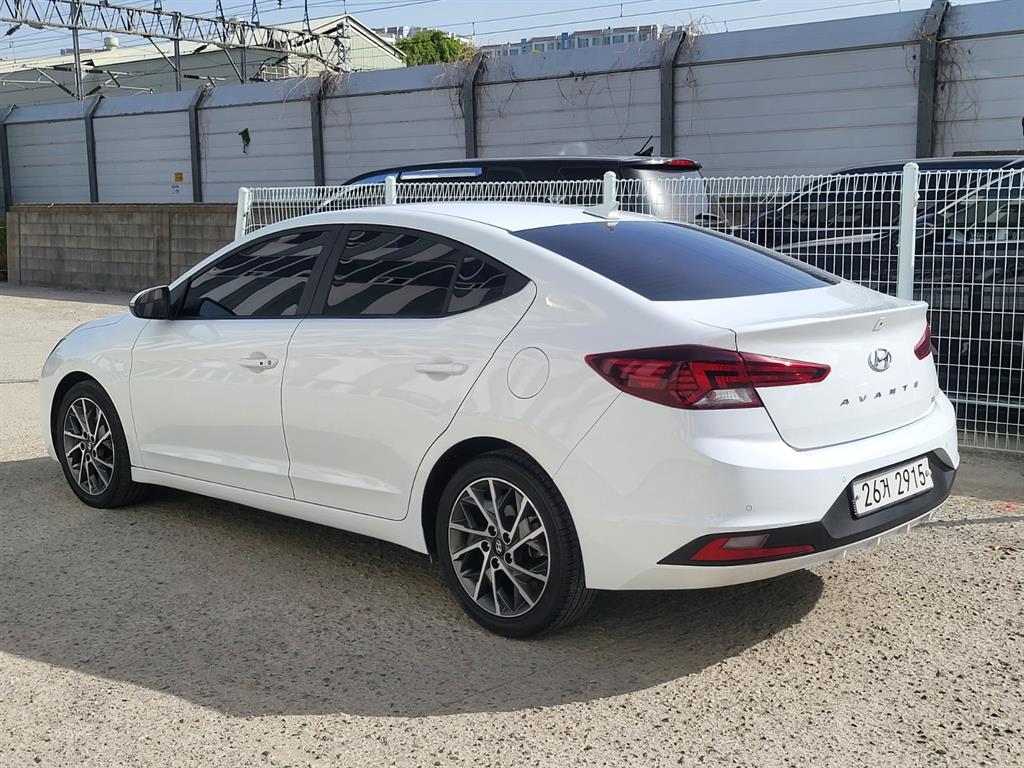 HYUNDAI Avante - Vista 3