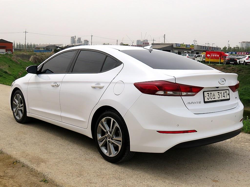 HYUNDAI Avante - Vista 3