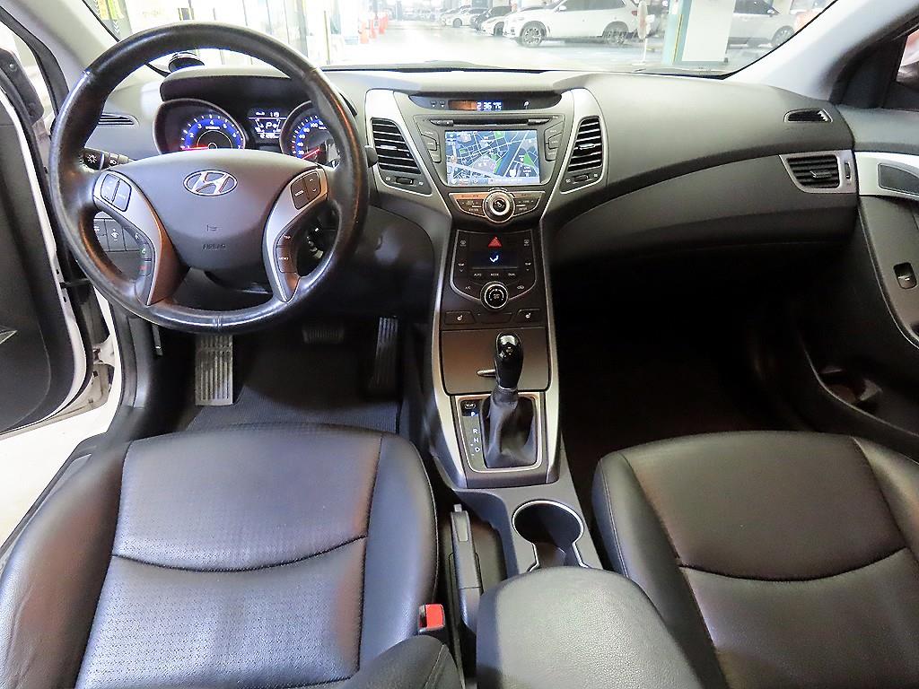 HYUNDAI Avante - Vista 10