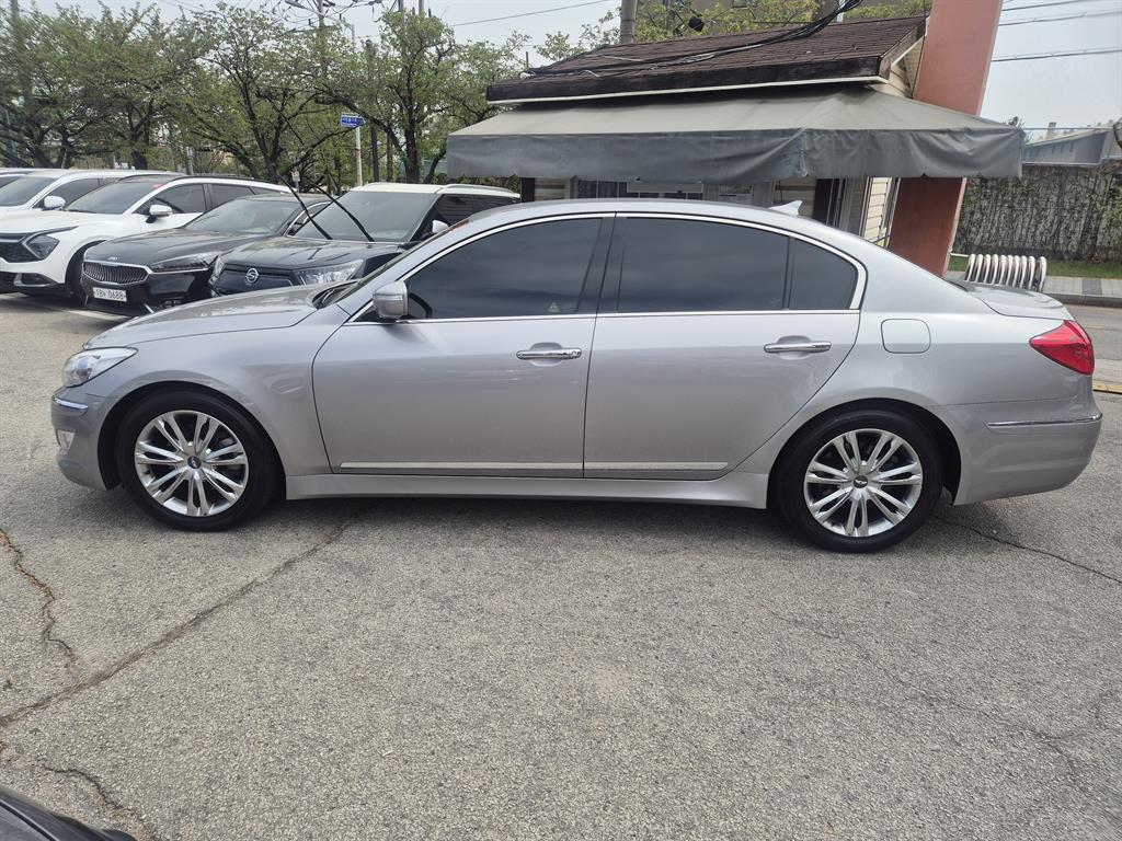 HYUNDAI Genesis - Vista 8