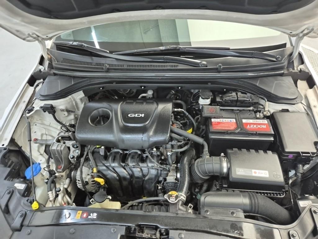HYUNDAI Avante - Vista 5