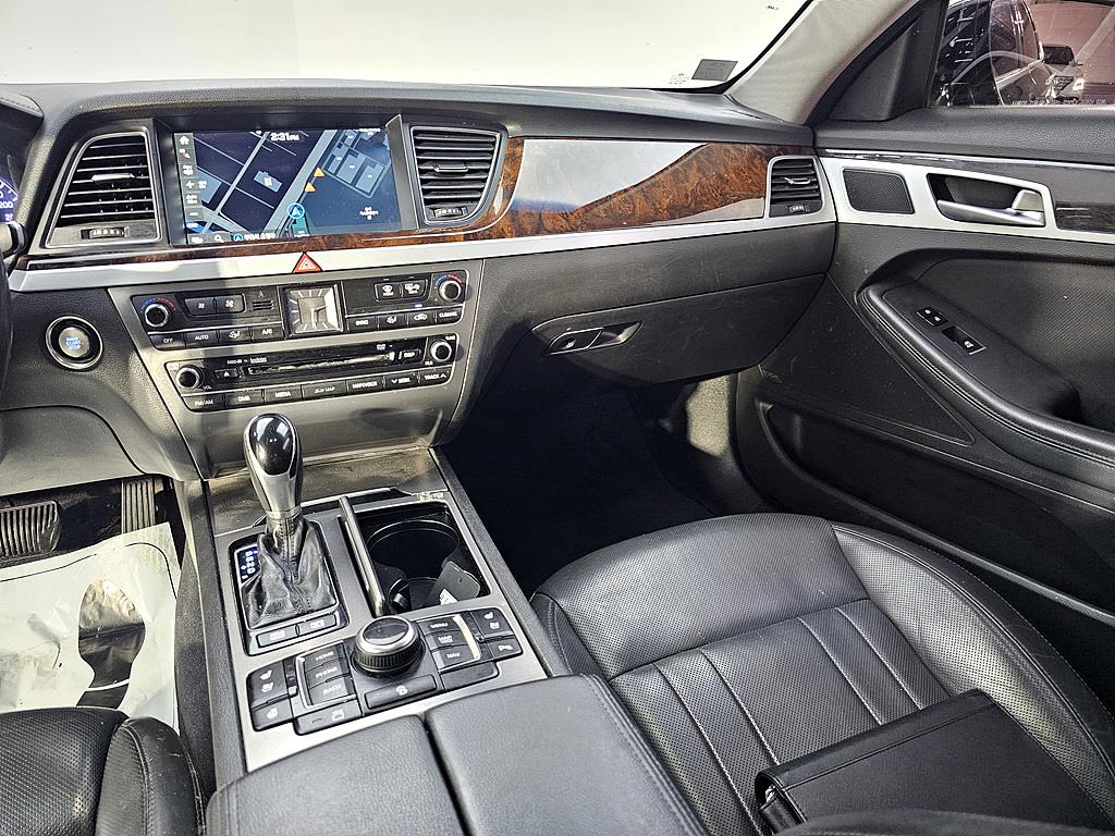 HYUNDAI Genesis - Vista 10