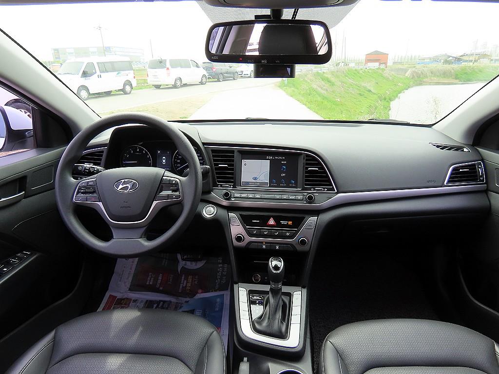 HYUNDAI Avante - Vista 9