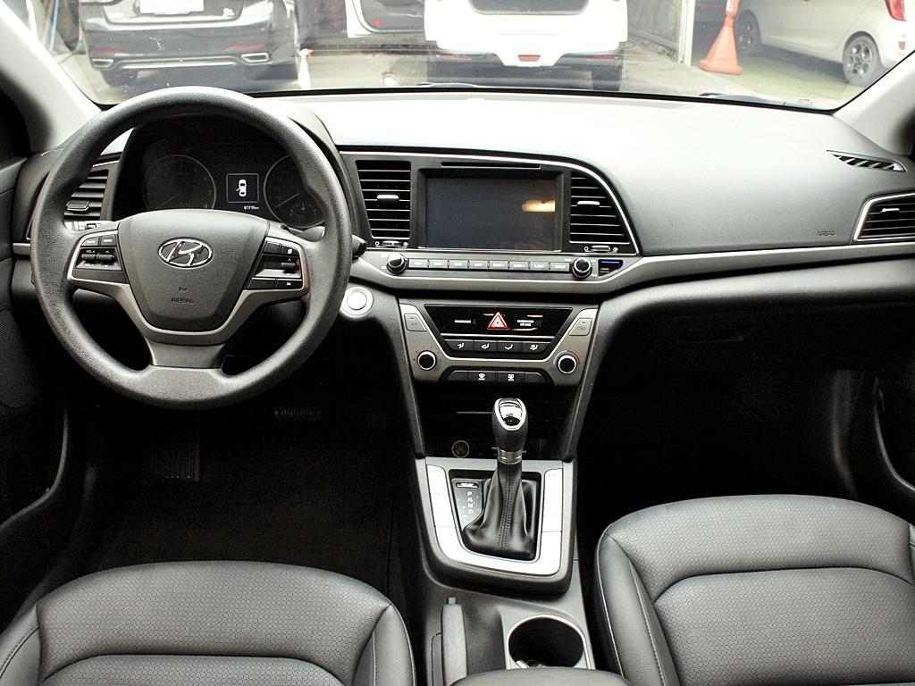 HYUNDAI Avante - Vista 11