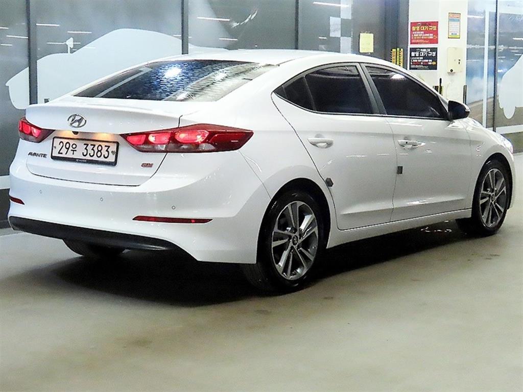 HYUNDAI Avante - Vista 4
