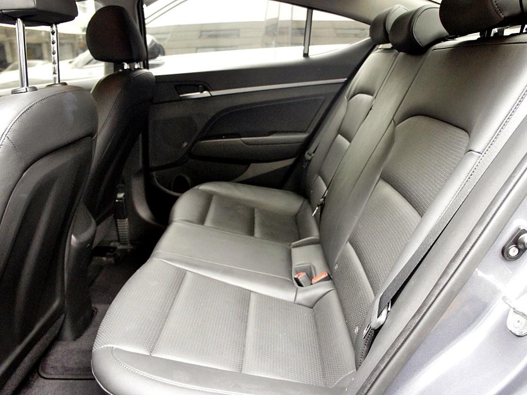 HYUNDAI Avante - Vista 9