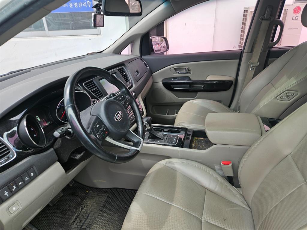 KIA Carnival - Vista 5