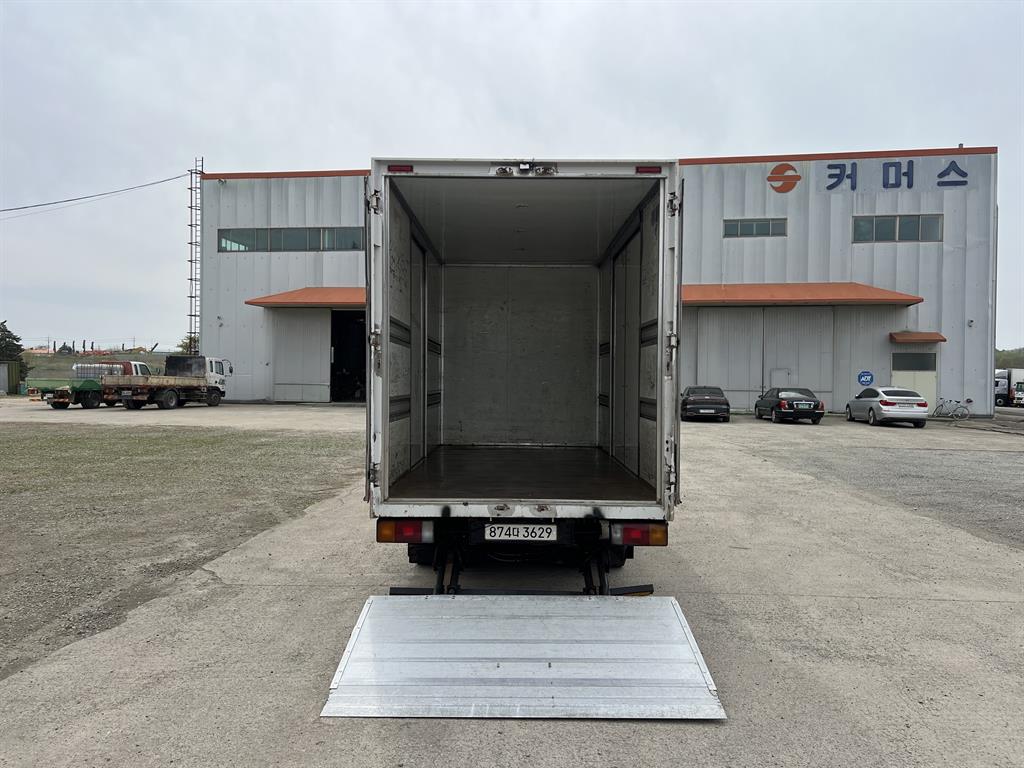 medium and large cargo truck - Vista 9