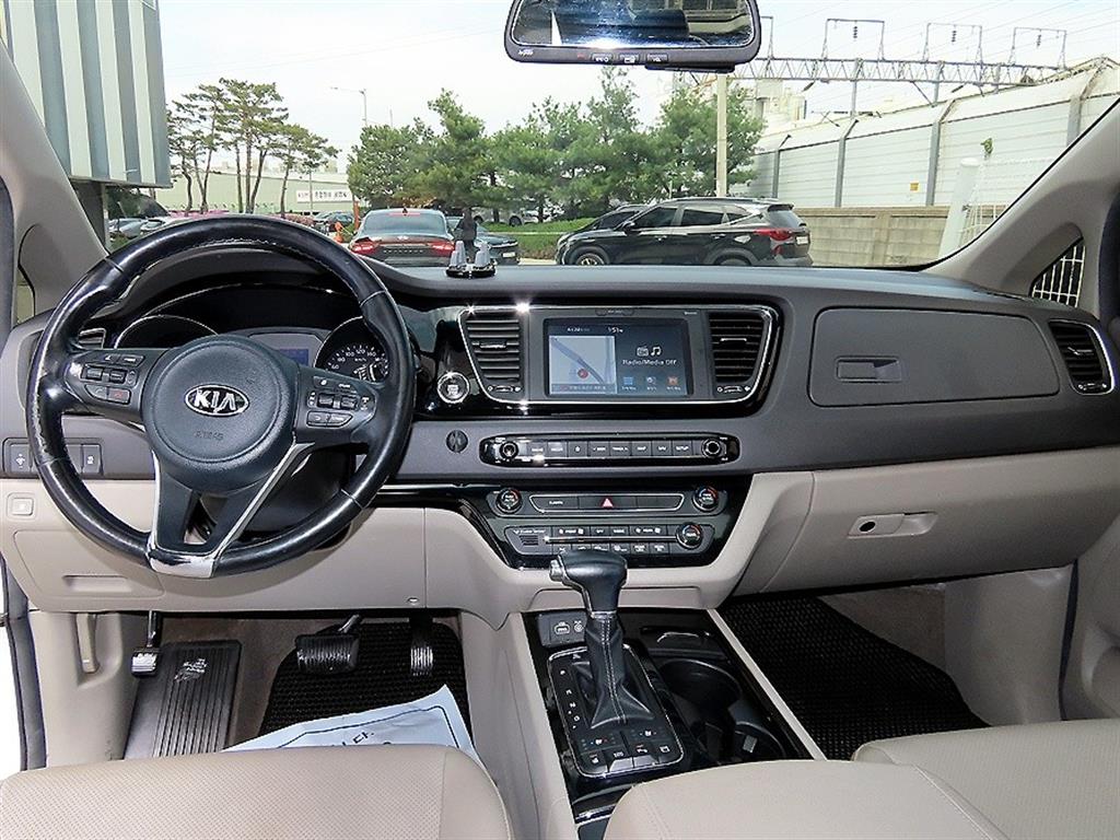 KIA Carnival - Vista 8