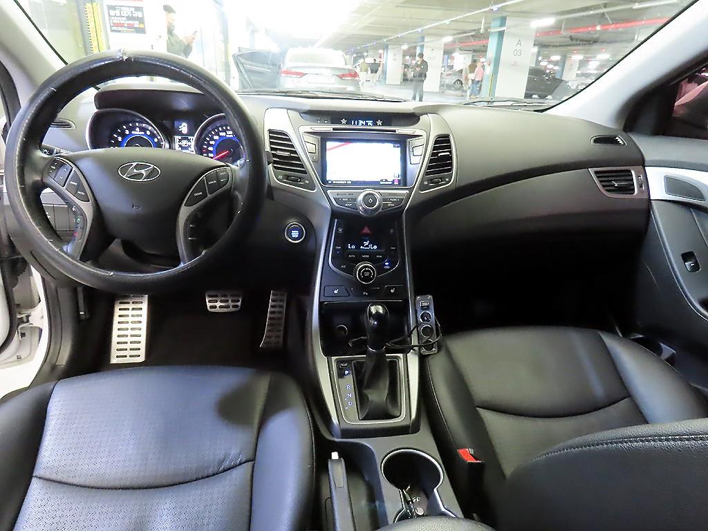 HYUNDAI Avante - Vista 10