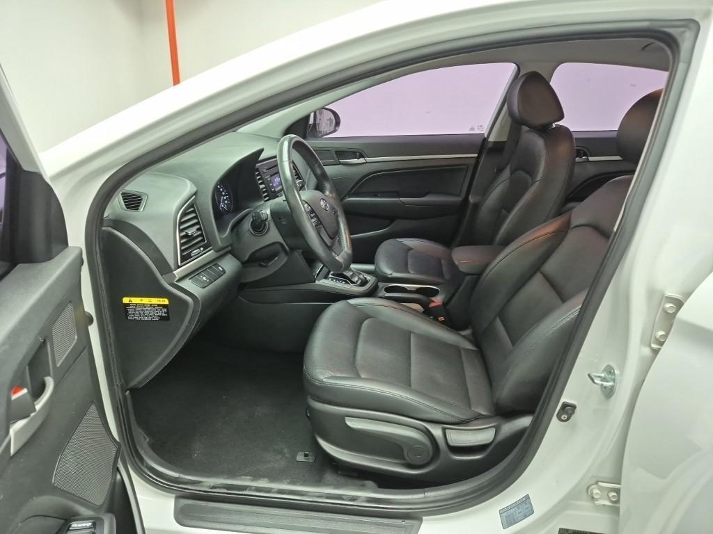 HYUNDAI Avante - Vista 11