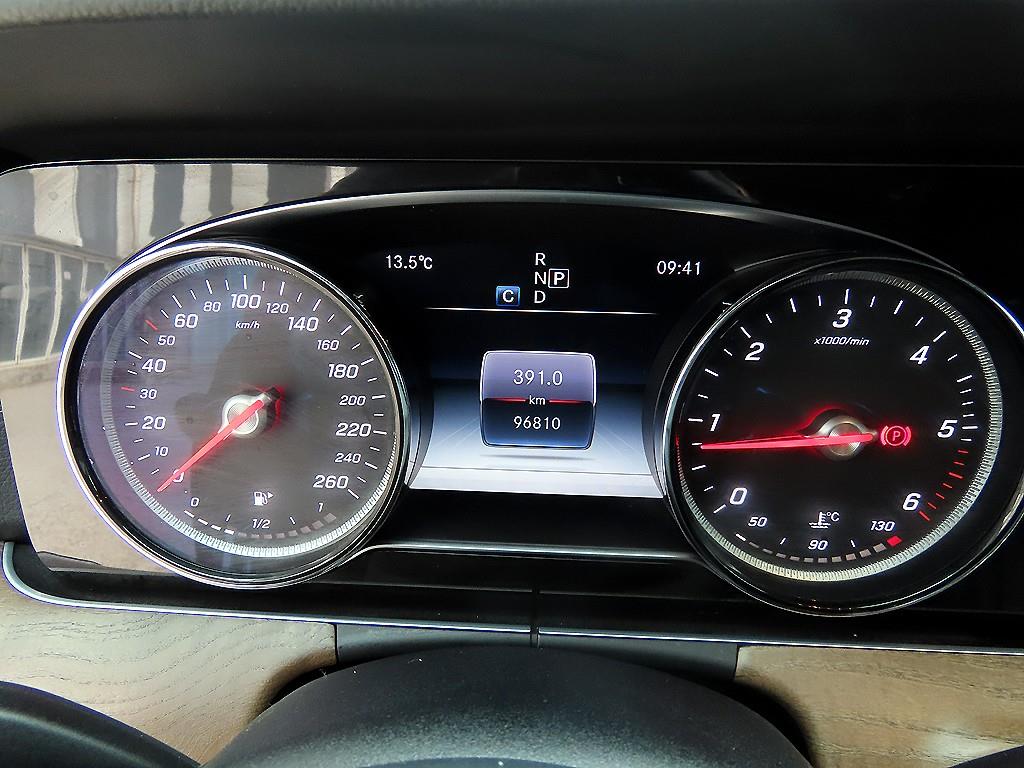 Mercedes Benz E class - Vista 9