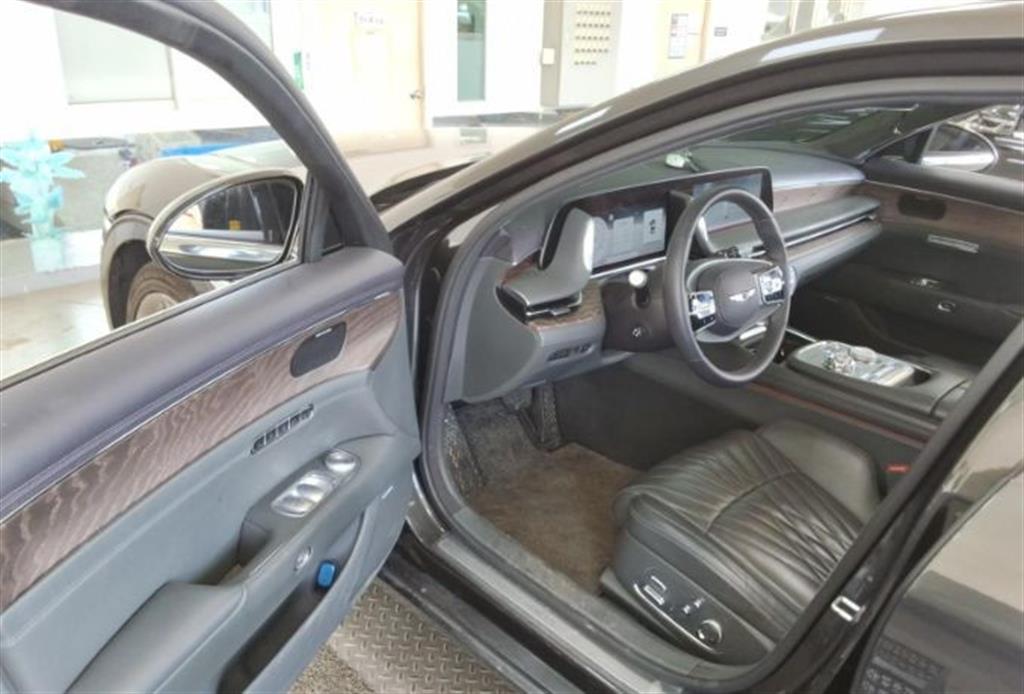 Genesis G90 - Vista 8