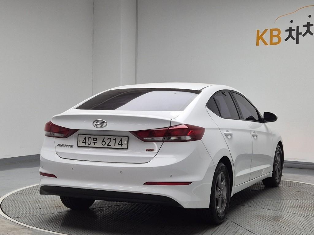 HYUNDAI Avante - Vista 3