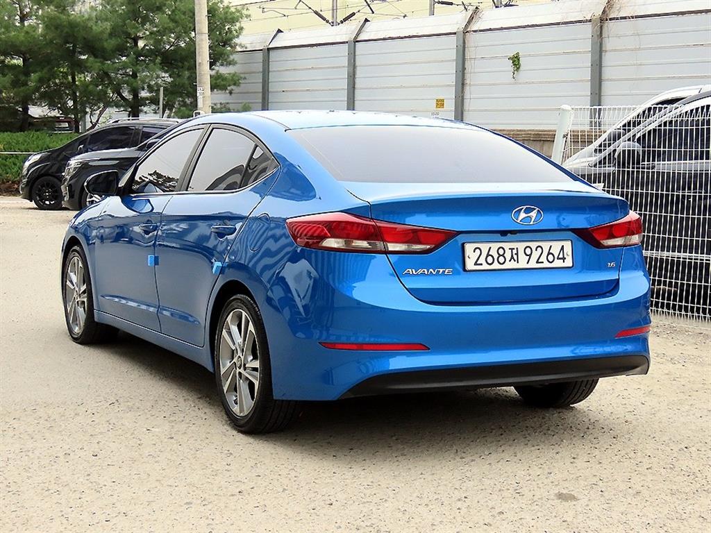 HYUNDAI Avante - Vista 3