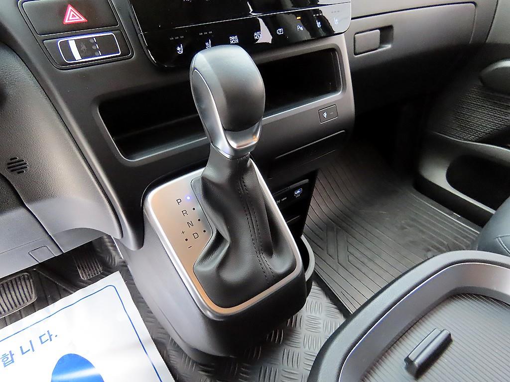 HYUNDAI Staria - Vista 10