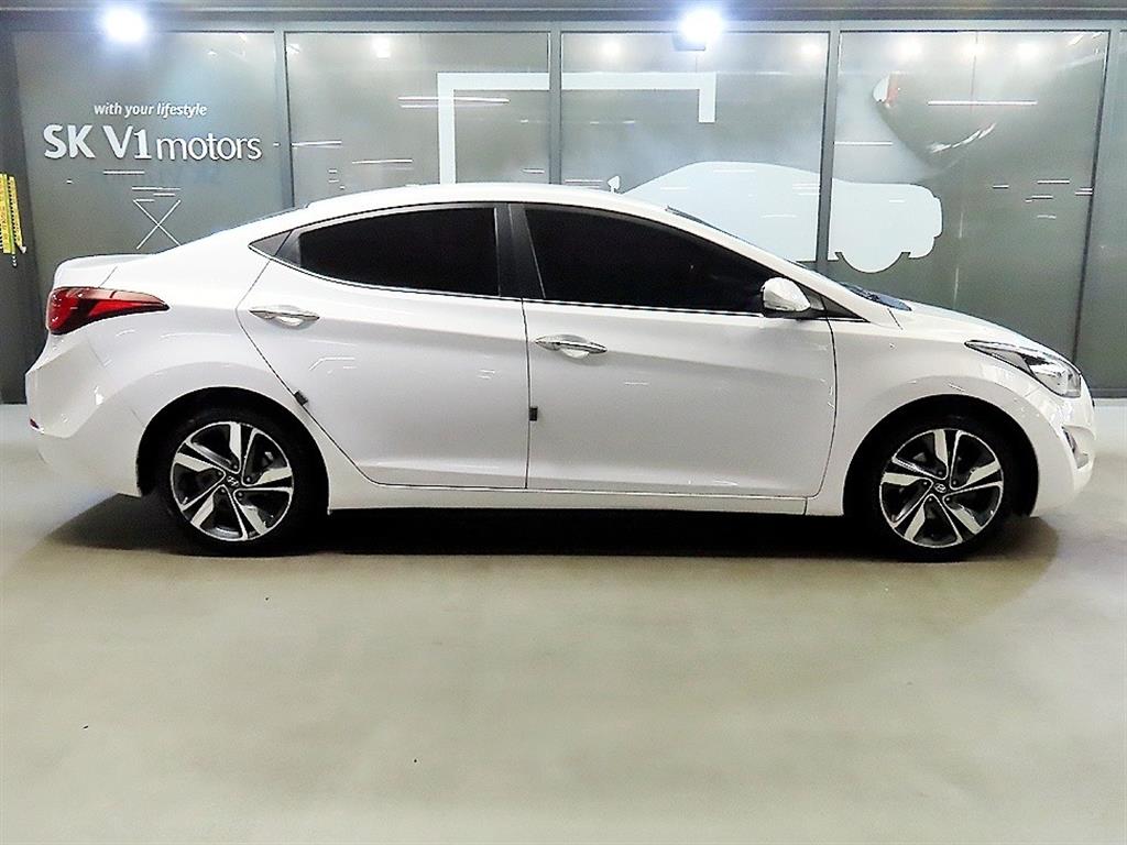 HYUNDAI Avante - Vista 3