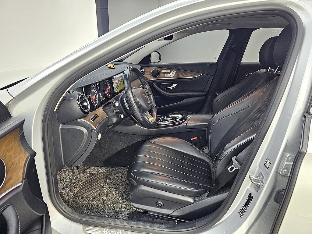 Mercedes Benz E class - Vista 7