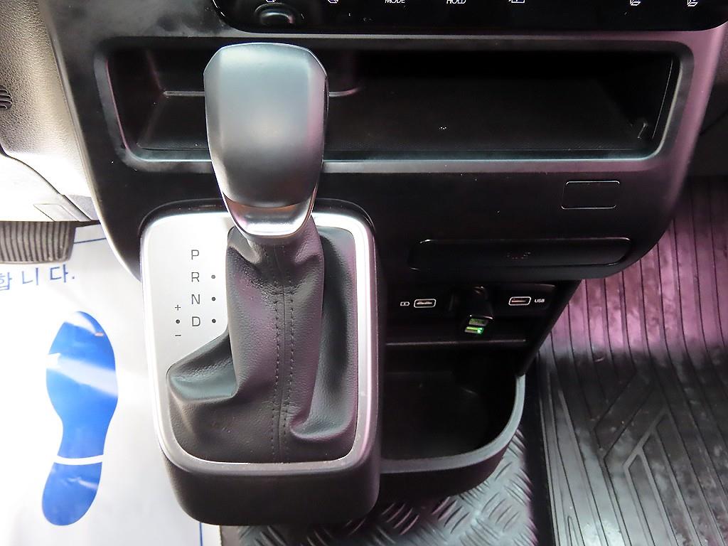 HYUNDAI Staria - Vista 10