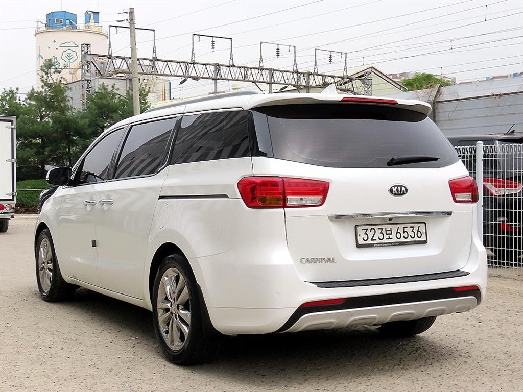 KIA Carnival - Vista 3