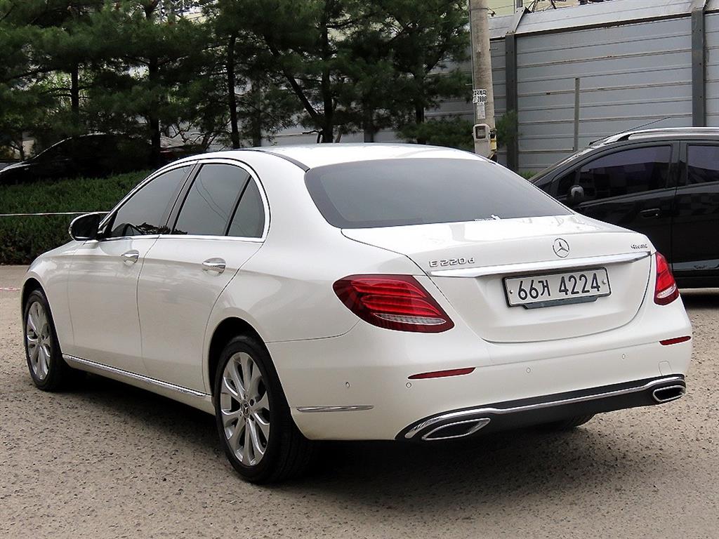 Mercedes Benz E class - Vista 3