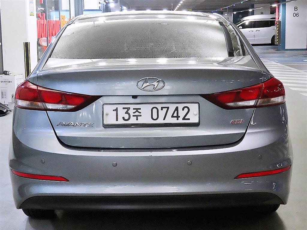 HYUNDAI Avante - Vista 5