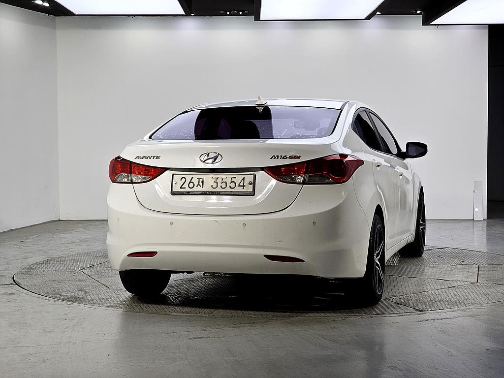 HYUNDAI Avante - Vista 3