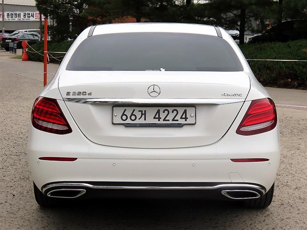 Mercedes Benz E class - Vista 4