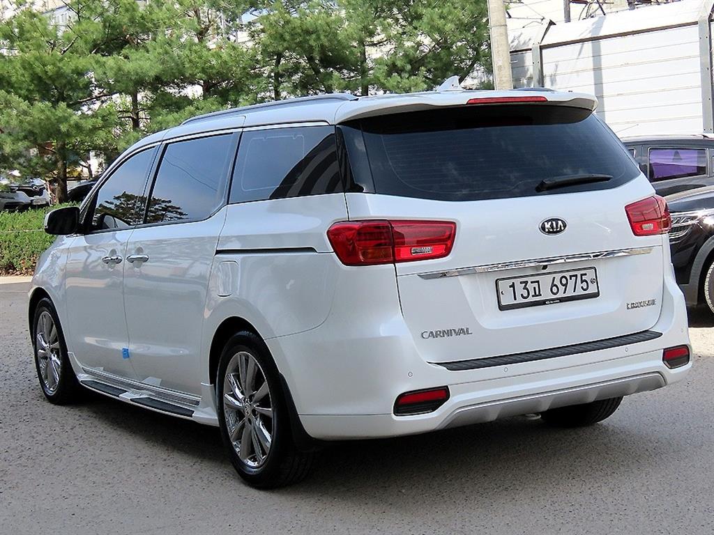 KIA Carnival - Vista 3