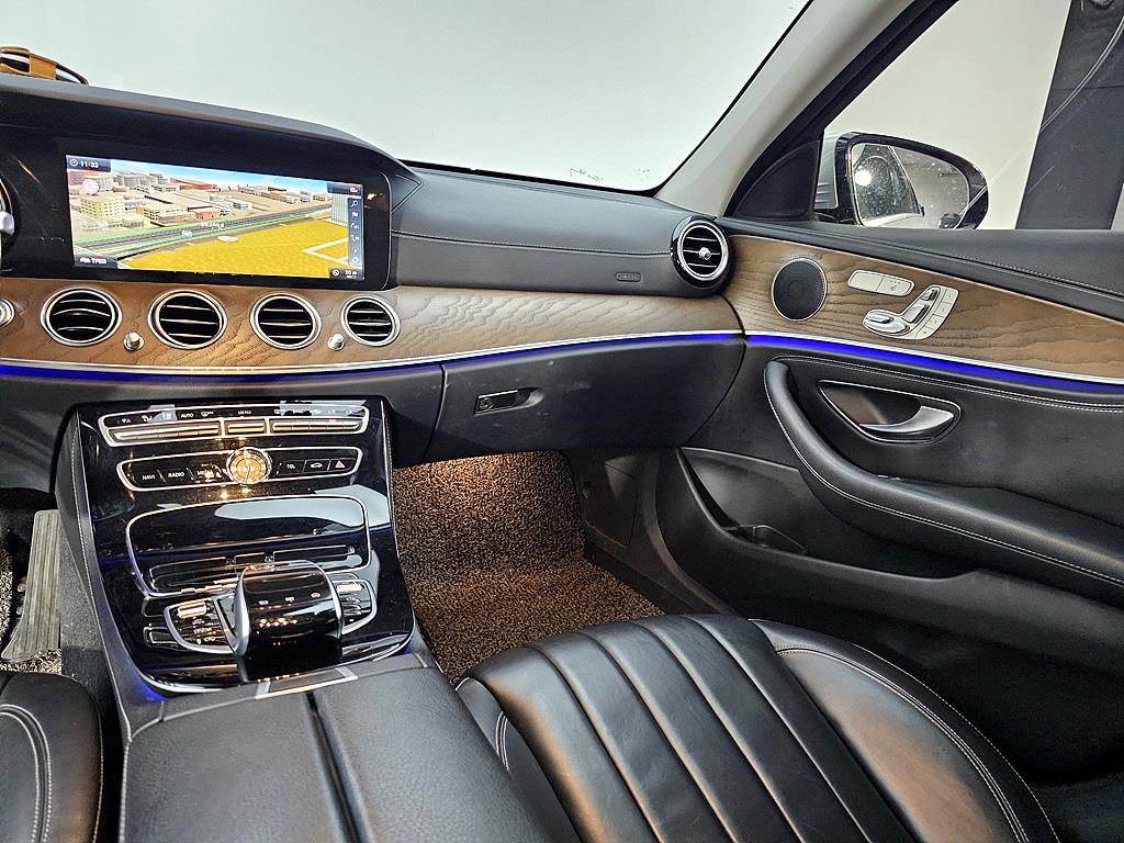 Mercedes Benz E class - Vista 9