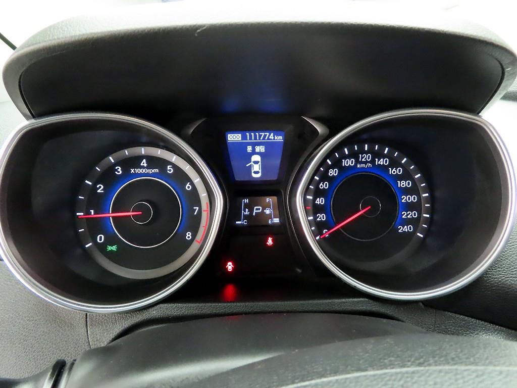 HYUNDAI Avante - Vista 5
