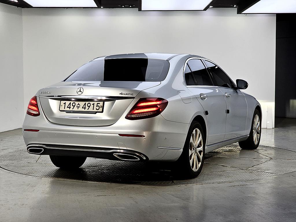 Mercedes Benz E class - Vista 4