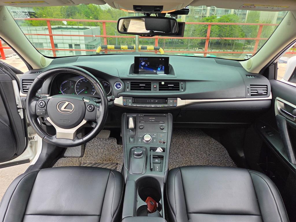 Lexus CT - Vista 8